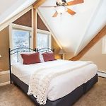 Huge Riverfront Deck, Walk Everywhere - Viking Lodge 100A Condo