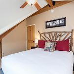 Huge Riverfront Deck, Walk Everywhere - Viking Lodge 100A Condo