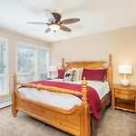 Huge Riverfront Deck, Walk Everywhere - Viking Lodge 100A Condo