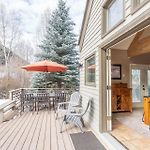 Huge Riverfront Deck, Walk Everywhere - Viking Lodge 100A Condo