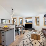 Chalet Chic Condo, Short Walk To Lift 7, Covered Parking Condo