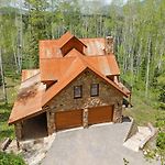 Luxury Mountain Retreat With Hot Tub And Views