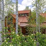 Luxury Mountain Retreat With Hot Tub And Views
