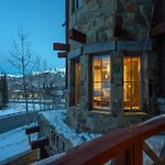 Luxury Lorian Lookout With Plenty Of Amenities