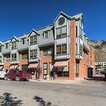 One Block Walk To Gondola, Ski Lockers Downstairs, River Trail Close By!