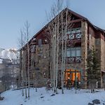 Luxury Lorian Lookout With Plenty Of Amenities