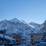 One Block Walk To Gondola, Ski Lockers Downstairs, River Trail Close By!