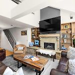 Ski In Ski Out Condo With Hot Tub And Mountain View