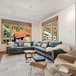 Luxury Townhome On Depot, 3 Mins Walk To Main St Gondola, Heated Garage, Private Roof Top Hot Tub, Townhouse