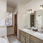 Bear Lodge - Modern Log Home At Easy Ski-In-Out Location