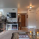 Peaceful Sunny Ski Out Ski In Condo, Parking, Pets
