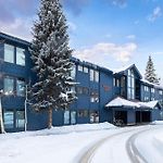 Big & Bright Hidden Gem With Garage, Hot Tub, Lux Kitchen Condo