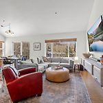 Mountain Village Escape - Walk To Slopes & Views