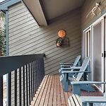 Riverside Condos B101 By Avantstay