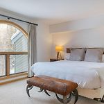 Riverside Condos C102 By Avantstay
