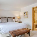 Riverside Condos C102 By Avantstay
