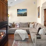 Walk To Festivals! Windows, Fireplace, Hot Tub Condo