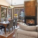 Walk To Festivals! Windows, Fireplace, Hot Tub Condo
