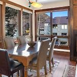 Walk To Festivals! Windows, Fireplace, Hot Tub Condo