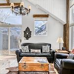 Double Diamond Ski-In/Ski-Out Chalet