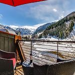 Double Diamond Ski-In/Ski-Out Chalet