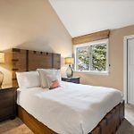 Ski In Out In Town! Ski Area Views, Fireplace, Hot Tub Condo