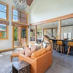 Scenic Mountain Village Stay - Hot Tub Gym