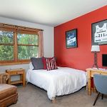 Scenic Mountain Village Stay - Hot Tub Gym