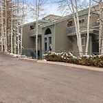 Riverside Condos C102 By Avantstay