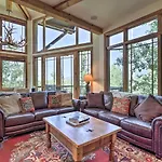 Upscale Ski-in/ski-out Escape W/ Deck + Grill *