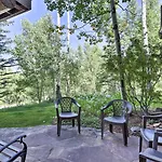 Upscale Ski-in/ski-out Escape W/ Deck + Grill Holiday home
