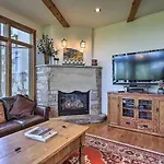 Upscale Ski-in/ski-out Escape W/ Deck + Grill Holiday home