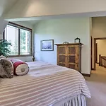 Upscale Ski-in/ski-out Escape W/ Deck + Grill *