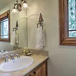 Upscale Ski-in/ski-out Escape W/ Deck + Grill