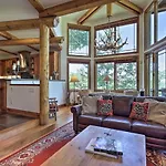 Upscale Ski-Inandski-Out Escape With Deck And Grill