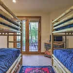 Upscale Ski-in/ski-out Escape W/ Deck + Grill Holiday home *