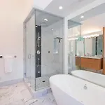 Holiday home Depot Luxury Townhome: Rooftop Hot Tub & Gondola Access *