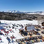 Depot Luxury Townhome: Rooftop Hot Tub & Gondola Access Holiday home