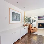 New! Contemporary Style - Hot Tub & 2 Mins Walk To Ski Condo