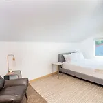 New! Contemporary Style - Hot Tub & 2 Mins Walk To Ski Condo