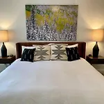Luxury Downtown - Creekside - Walk To Chair 7!