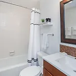 Holiday home South Facing Close To Access, Groceries, Shops And Restaurants