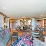 Penthouse At The Peaks 744