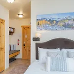 Charming Studio W Kitchenette, Hot Tub Near River Condo