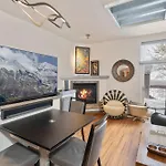 Remodeled Luxury - Skii In Skii Out Holiday home *