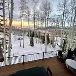 Luxury Mountain Retreat With Hot Tub And Views