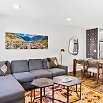 Top Floor Condo With Balcony - Steps To Lifts & Main Street Condo