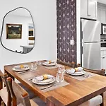 Top Floor Condo With Balcony - Steps To Lifts & Main Street Condo