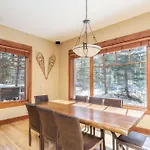 Ski-in Ski-out 4br W- Deck, Hot Tub, & Crib *