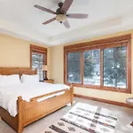 Ski-in Ski-out 4br W- Deck, Hot Tub, & Crib * Telluride